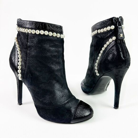 CHANEL Pearl Heel Black Ankle Boots Size 38 Booties CC Logo Metallic Leather - Picture 1 of 12